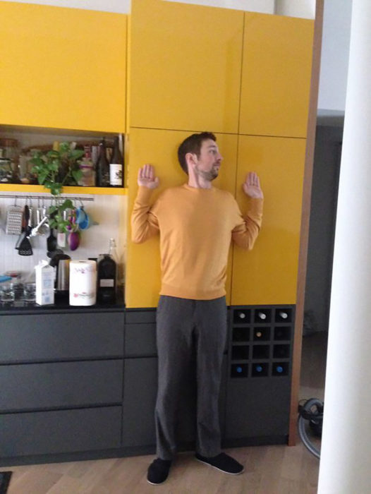 hombre camuflado con mueble amarillo y café