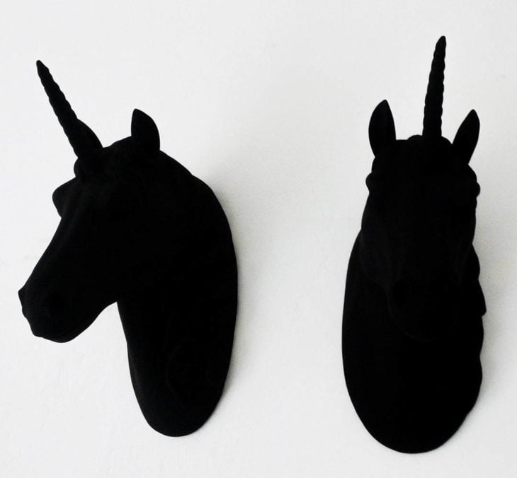 esculturas negras unicornios