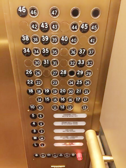 elevador lleno de botones 