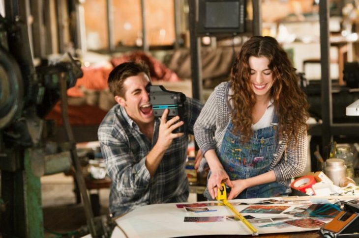 mujer y hombre sonriendo