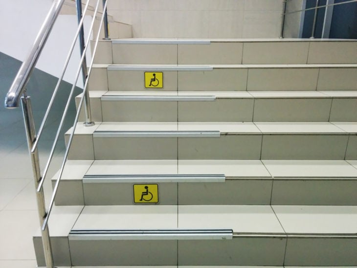 escaleras con calca de discapacitados 