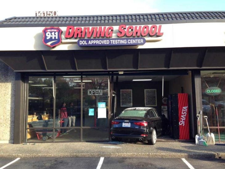 coche choca contra escuela de manejo