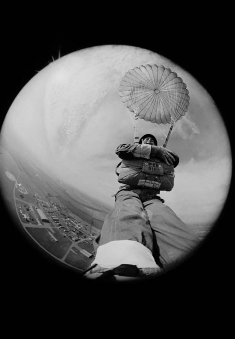 selfie de terry fincher aventándose de un paracaídas