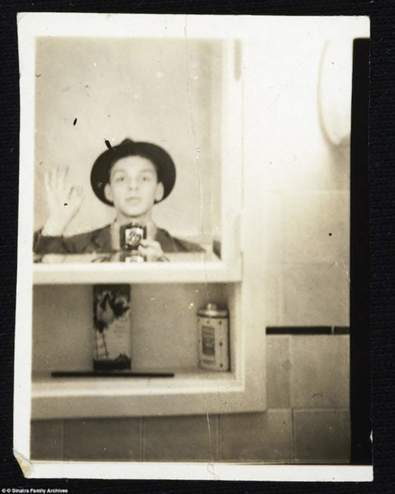 selfie de un joven frank sinatra