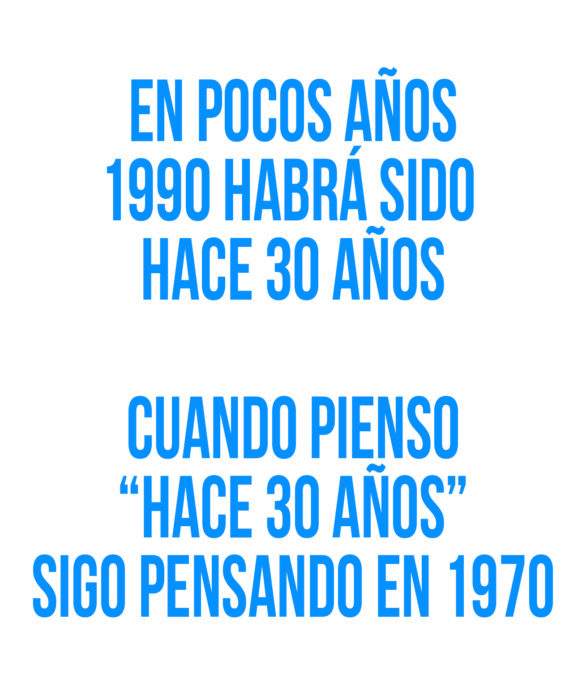 frase en letras azules sobre 1990