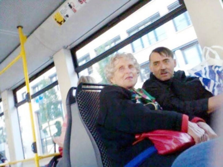 hitler en el transporte público