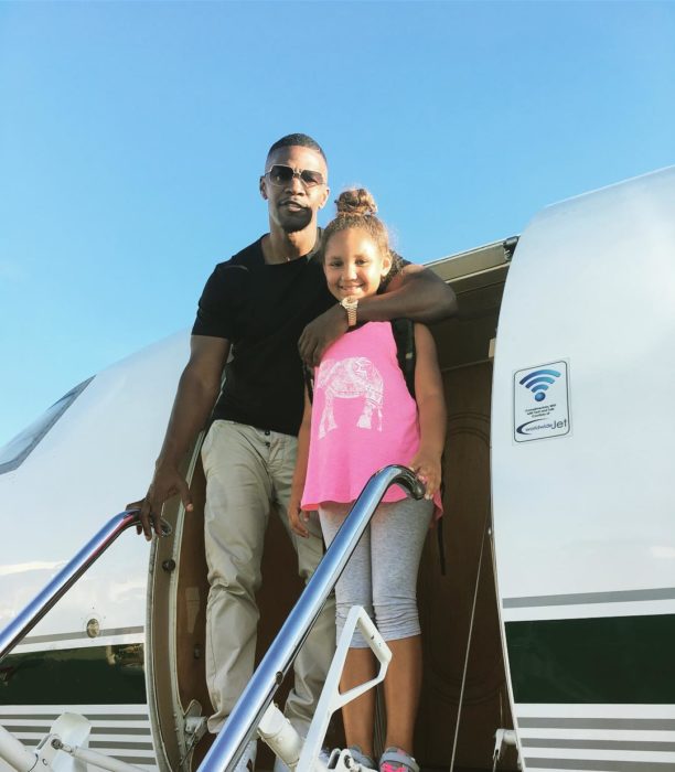 jamie fox y su hija en un avión