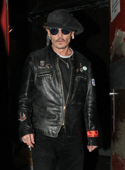 johnny depp con lentes ys ombrero oscuros