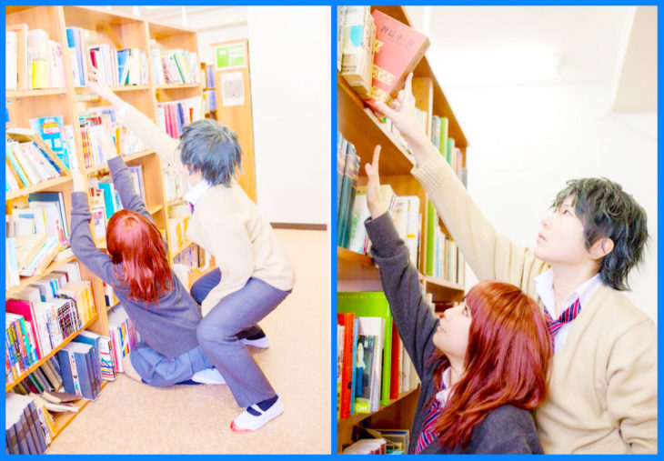 cosplayers alcanzando libros en un librero expectativa vs realidad