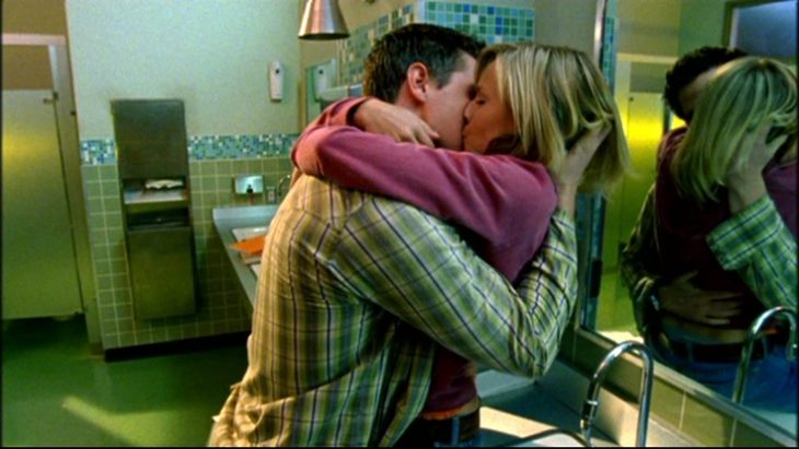 pareja beso en el baño bar