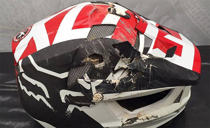 casco rojo negro y blanco casi destruido por completo