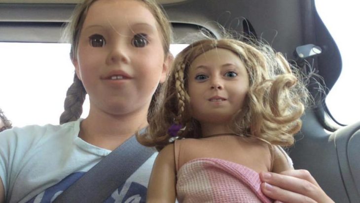 swap face de una niña con una muñeca