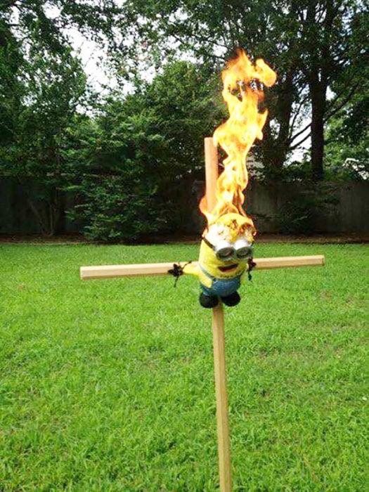 minion en llamas atado a una cruz