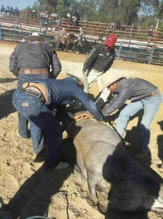 tres vaqueros, uno trae una tanga