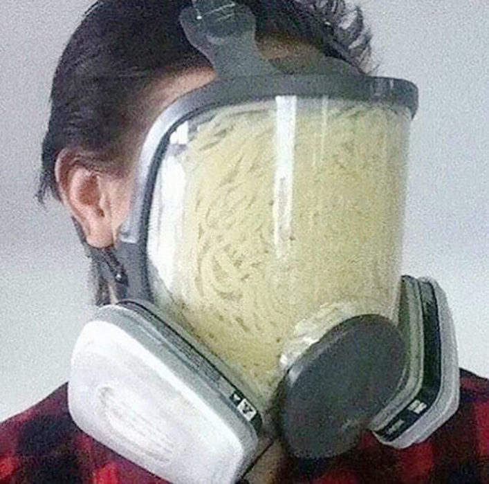 hombre con máscara de gas llena de sopa