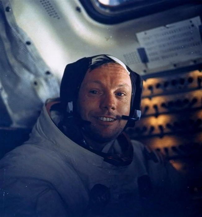 selfie de neil armstrong en el espacio