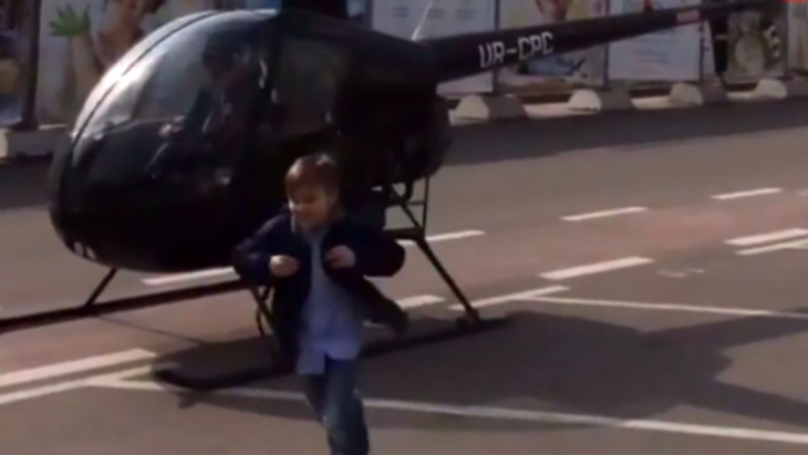 niño llega en helicoptero a la escuela