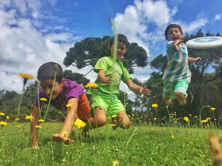 niños jugando en el pasto