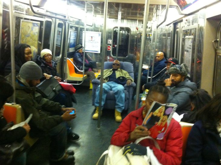hombre se lleva su sillón para sentarse en el metro