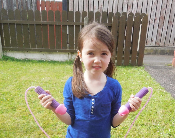 niña con cuerda para saltar