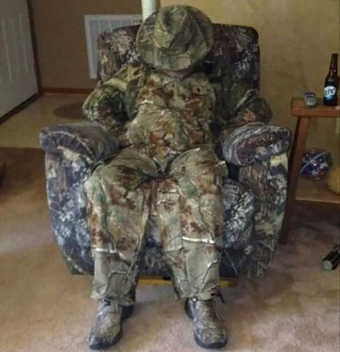 hombre vestido de camuflaje sentado en un sillón camuflado