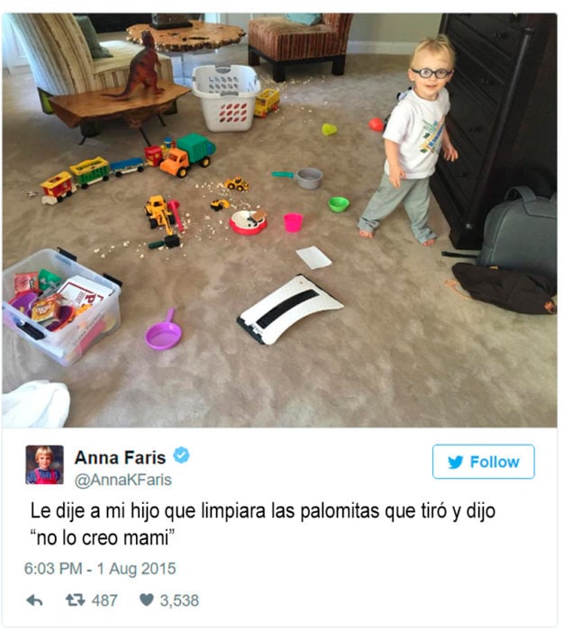 foto de un niño con el cuarto tirado y palomitas en el suelo