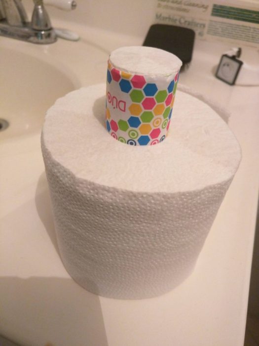 papel de baño con rollo de baño n vez de tubo de plástico