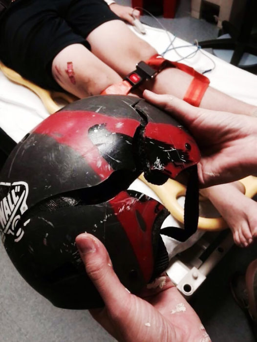 casco de skater que tuvo un accidente