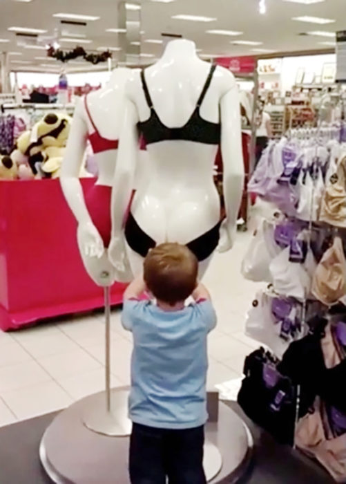 niño estirando el calzón de un maniquí