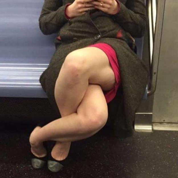 mujer con las piernas dobladas de manera extraña