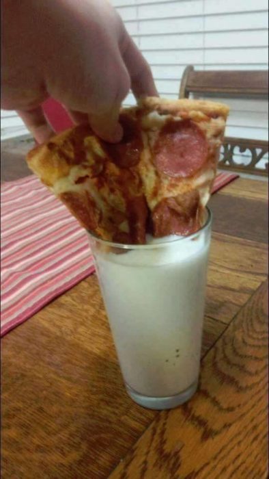 pizza sumergida en leche