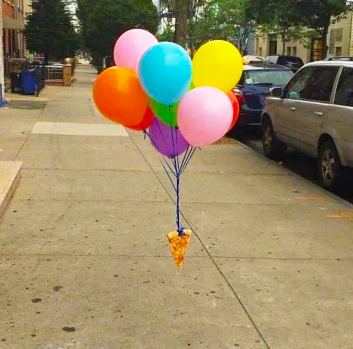 pizza atada a globos