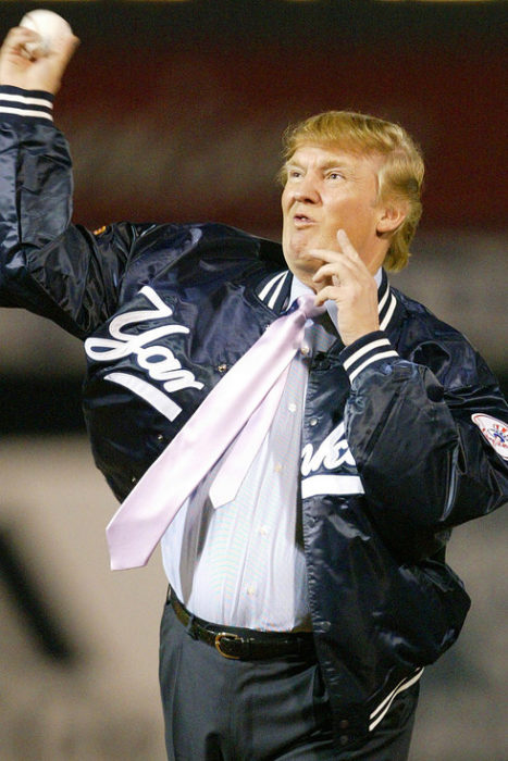 trump dando primer lanzamiento de la MBL 2004