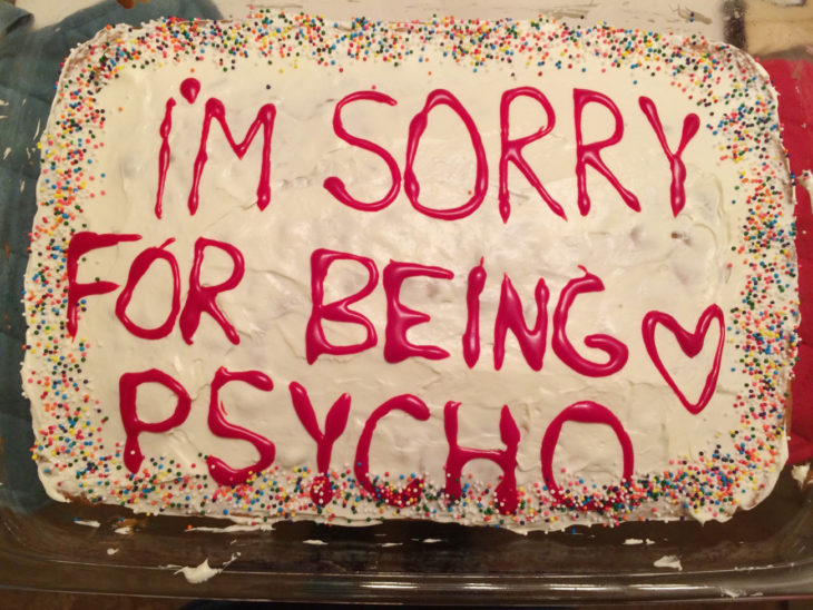 Pastel que dice lo siento por ser un psicópata