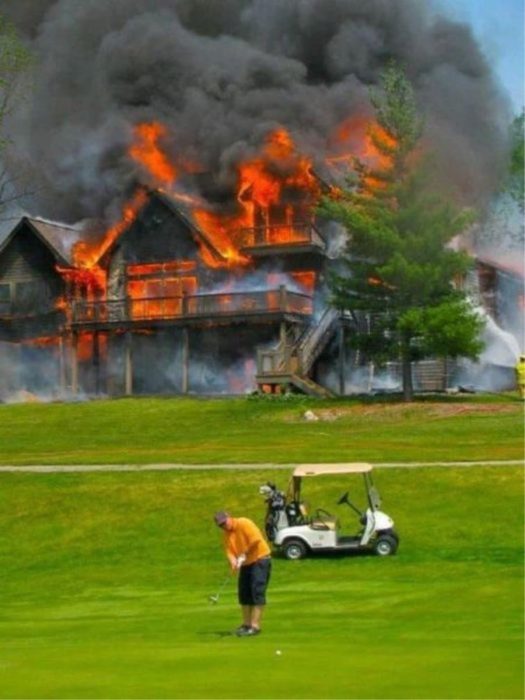 hombre jugando golf frente a una casa en llamas