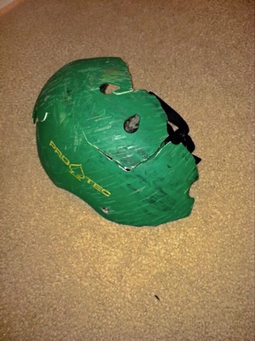 casco verde destrozado