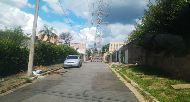 antena de radio en medio de la calle