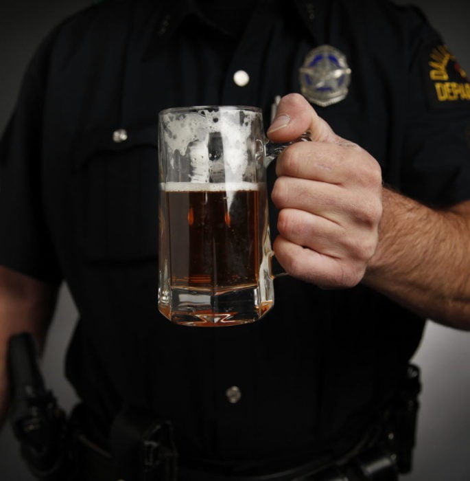 un policia bebiendo cerveza