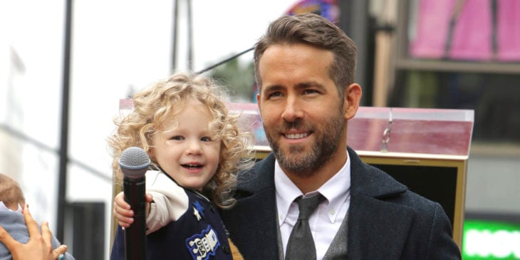 ryan reynolds cargando a su hija que sostiene un micrófono