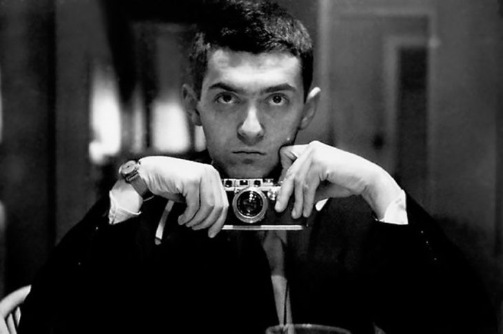 selfie a blanco y negro de stanley kubrick 1949