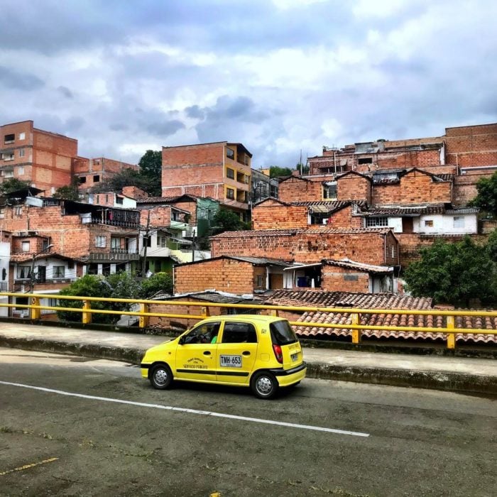 taxi frente a un pueblito