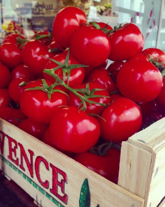 tomates en una caja de madera