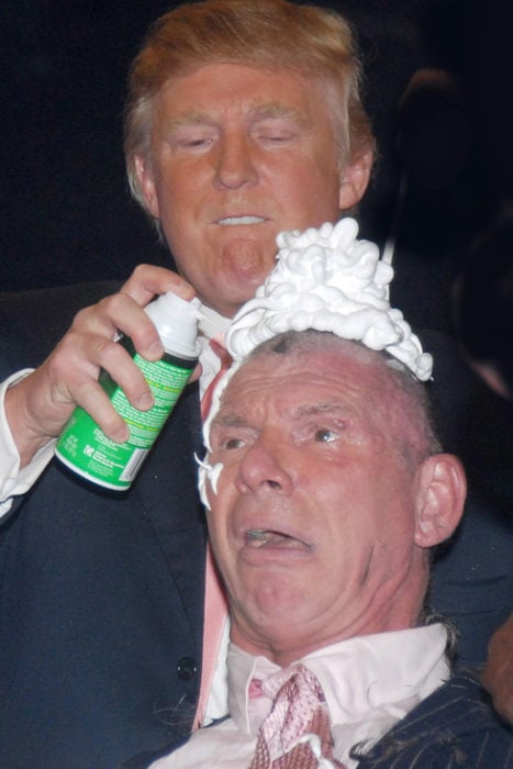 trump afeitando la cabeza de McMahon