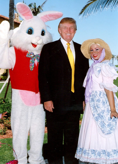 trump con el conejo de pascua y bo peep 2006