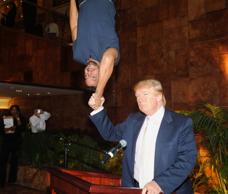 trump estrecha la mano de david blaine en el 2008