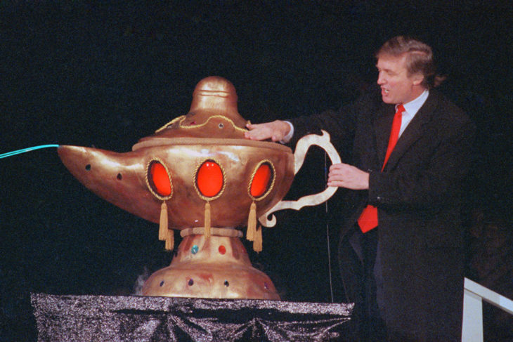 trump frotando una lámpara gigante 1990