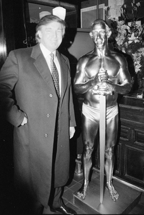 trump posando con estatua humana 1996