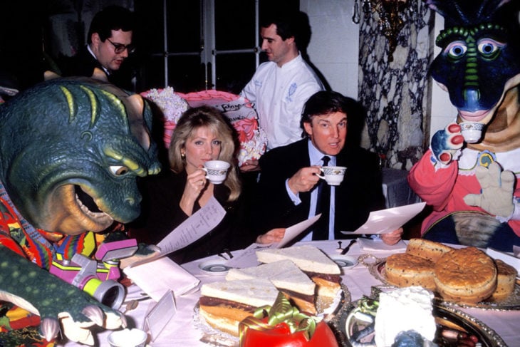 trump tomando el té con dinosaurios 1992