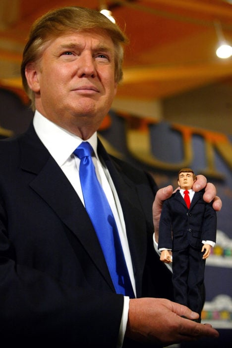 trump y su muñeco 2004