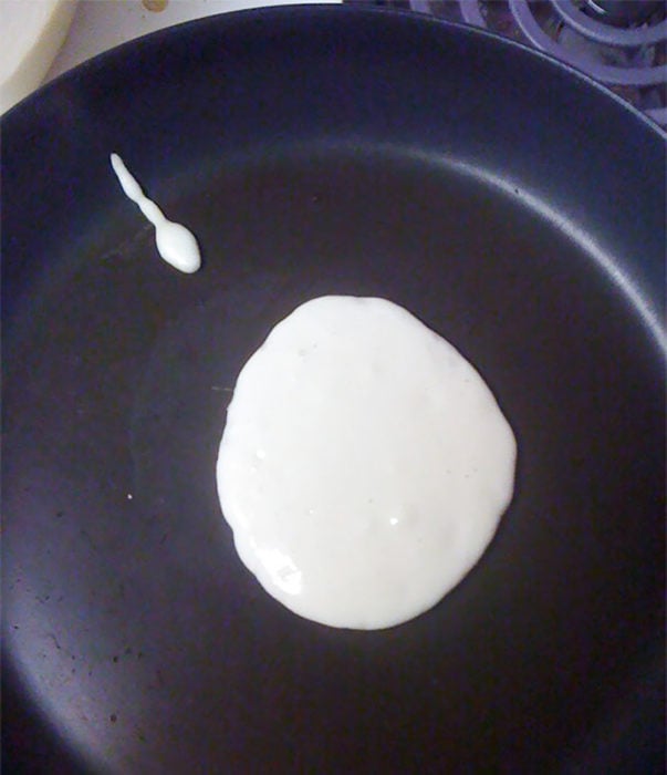 pancakes que parecen un óvulo y un espermatozoide